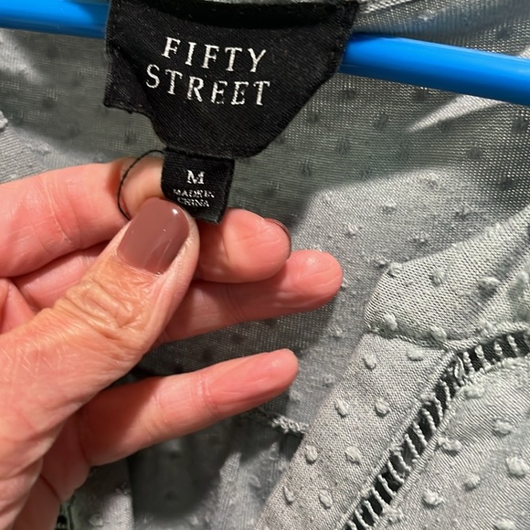 Elegant Green Sleeveless Top - Picture 2 of 3